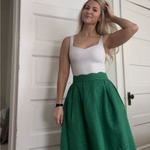 Full green skirt with pockets